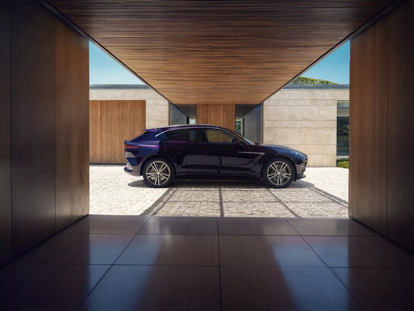 Aston Martin DBX GT 2027 — صورة صحفية 3